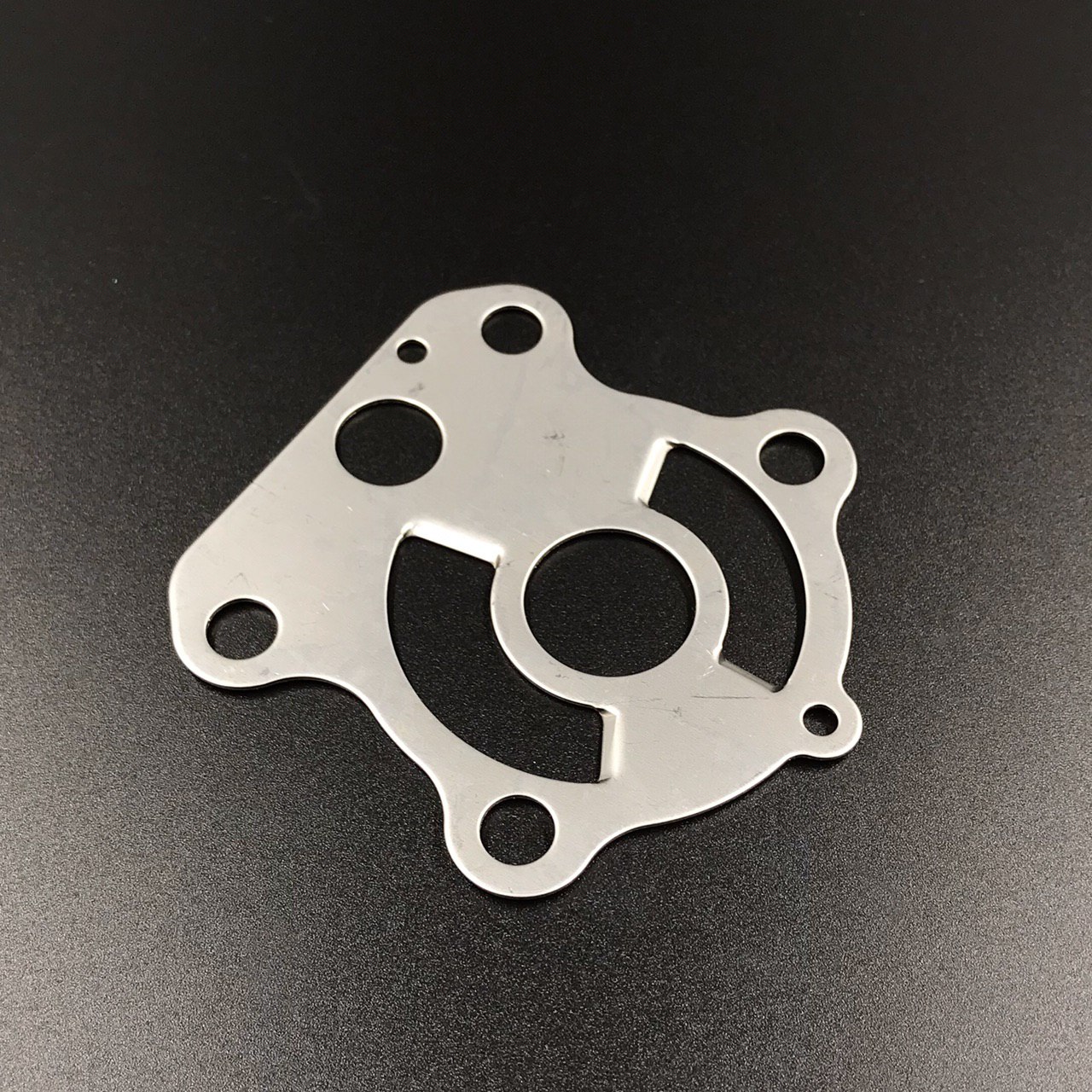 Пластина помпы охлаждения Yamaha 75-90 (Yamaha) 688-44323-00